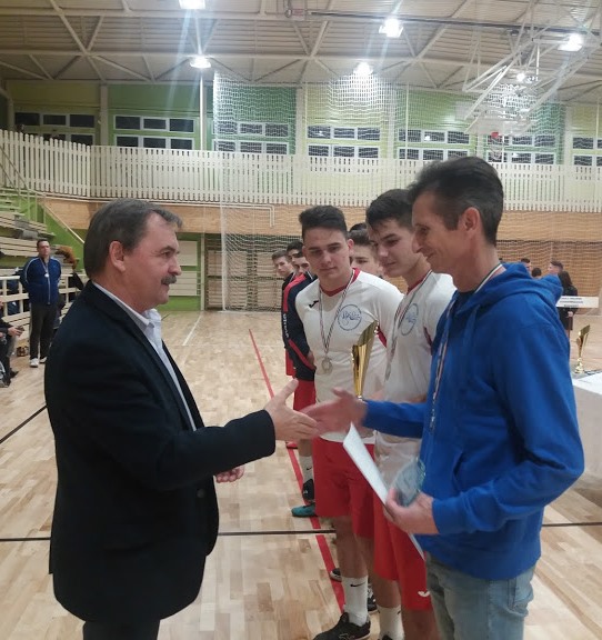 Papp Gyula főigazgató úr adja át a 2. helyért járó díjat